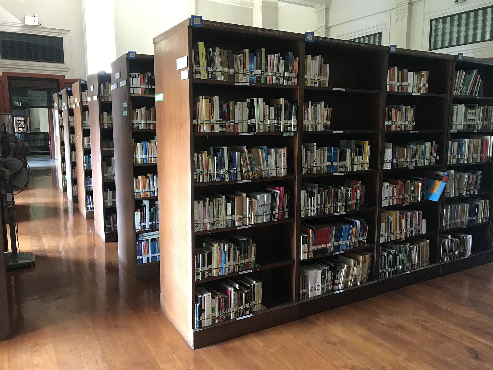 ชั้นหนังสือในห้องสมุดมหาวิทยาลัย สื่อการเตรียมพร้อมสำหรับการศึกษาระดับสูง